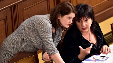 Vláda schválila kurzarbeit. Jaká budou pravidla? Sledujte TK po jednání