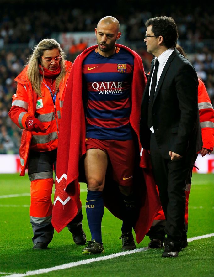 Football - Real Madrid v Barcelona - Liga BBVA - Santiago Bernabeu - 21/11/15 Barcelona's Javier Mascherano is substituted after sustaining an injury Reuters / Sergio Per