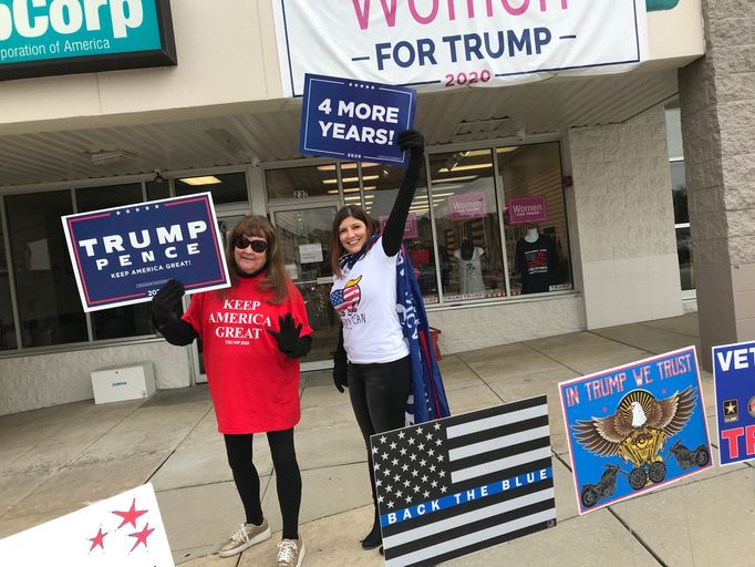 Priscila (vlevo) a Nicole propagují na ulici Trumpa.