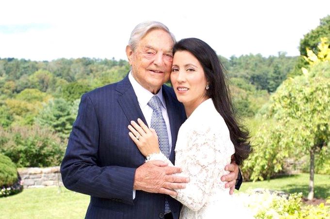 Finančník George Soros (83) a s manželkou Tamiko Bolton (42) v Bedfordu, New York, 21. září 2013.