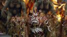 Revellers from the Beija Flor samba school participate during the annual carnival parade in Rio de Janeiro's Sambadrome, February 11, 2013. REUTERS/Pilar Olivares (BRAZIL - Tags: SOCIETY) Published: Úno. 12, 2013, 3:56 dop.