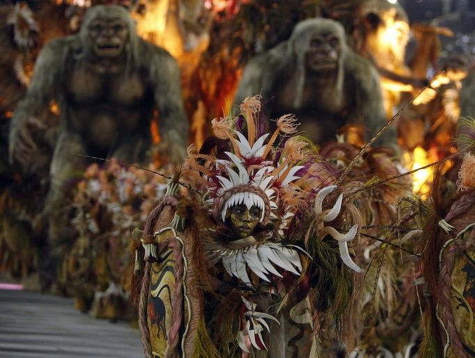 Revellers from the Beija Flor samba school participate during the annual carnival parade in Rio de Janeiro's Sambadrome, February 11, 2013. REUTERS/Pilar Olivares (BRAZIL - Tags: SOCIETY) Published: Úno. 12, 2013, 3:56 dop.