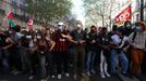 Mladí protestující s maskami se účastní demonstrace v Paříži v rámci celodenních celonárodních stávky a protestů proti vládě a škrtem v příštím rozpočtu.