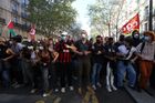 Úřady ve Francii uvedly, že na protesty proti škrtům přišlo půl milionu lidí