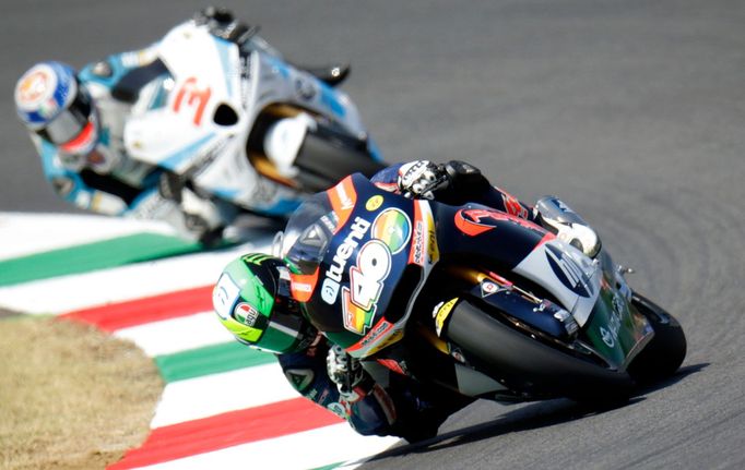 Španělský motocyklový jezdec Pol Espargaro spadl během závodu Moto2 v kvalifikaci ve Velké ceně Itálie 2012.