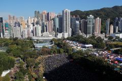 Policie v Hongkongu zatkla 14 členů opozice kvůli loňským protivládním demonstracím
