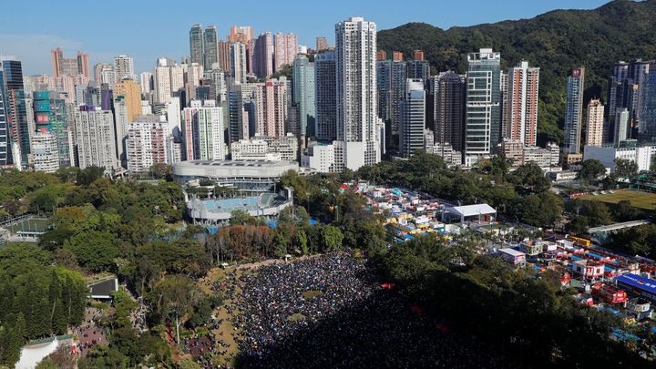 Policie v Hongkongu zatkla 14 členů opozice kvůli loňským protivládním demonstracím