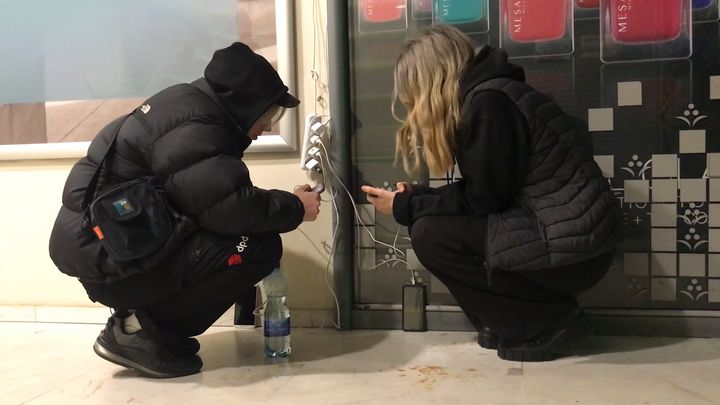 Bydlí po kavárnách a knihovnách. Zmrzlí Oděsané hledají po městě místa s elektřinou; Zdroj foto: Rádio Svobodná Evropa