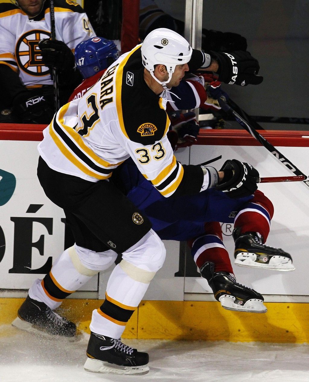 Zdeno Chára srazil u mantinelu Maxe Paciorettyho