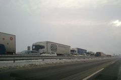 Dálnici D2 na Brněnsku zablokovala ve směru na Slovensko nehoda. Jeden člověk je zraněný