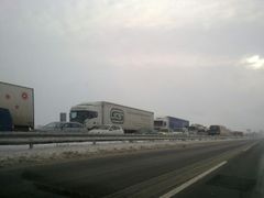 Ve směru na Prahu se na dálnici D1 tvoří občasné kolony a mnoho kamionů stojí v odstavném pruhu.