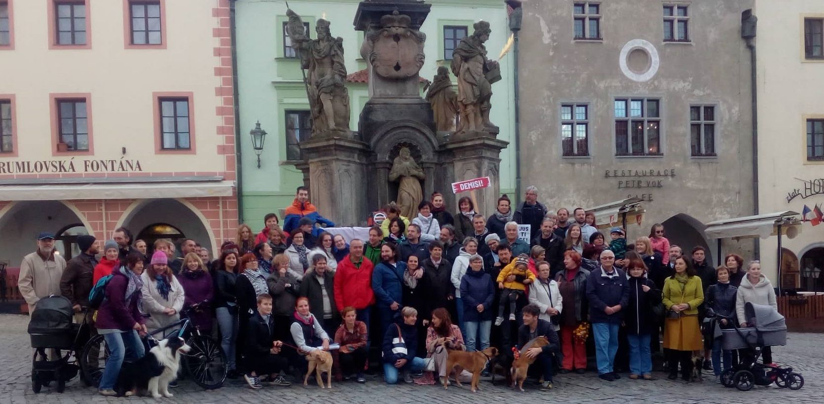 Lidé, kteří protestovali letos v květnu v Českém Krumlově