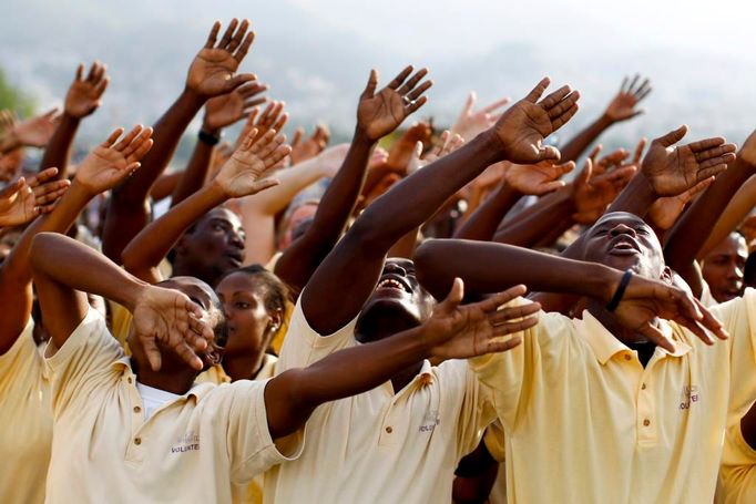 Haiti - rok poté. Evangelíci se modlí během mše na národním stadionu v Port-au-Prince. Lidé si připomínají neštěstí loňského roku. Při zemětřesení a na jeho následky zemřelo kolem 250 tisíc lidí.