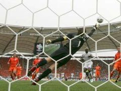 Nizozemský gólman Edwin van der Sar se marně natahuje po střele Bakari Koneho, který v zápase Nizozemsko - Pobřeží slonoviny krásnou střelou snižoval na 1:2.