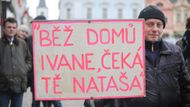 "Běž domů Ivane, čeká tě Nataša." Transparent starý třicet let našel znovu své využití na jedinečné akci ve Vysokém Mýtě.