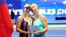 Barbora Krejčíková a Kateřina Siniaková slaví triumf na US Open 2022.