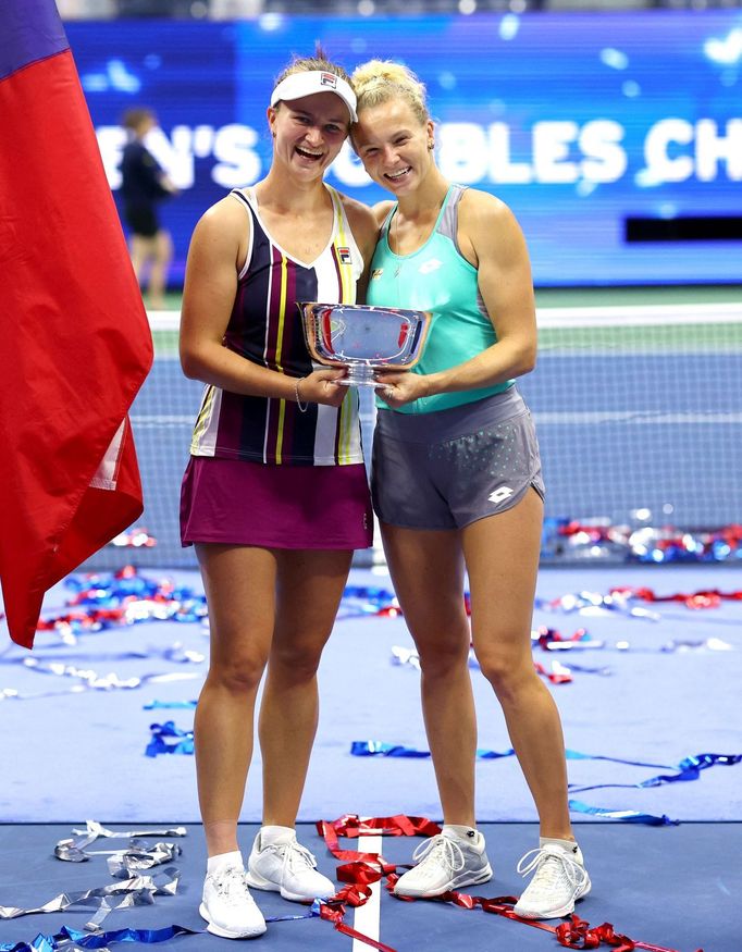 Barbora Krejčíková a Kateřina Siniaková slaví triumf na US Open 2022.