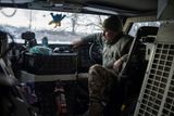 Ukrajinští vojáci v kabině vozidla Bushmaster. Austrálie jich dodala Ukrajině už devadesát kusů.