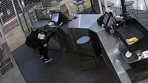 VIDEO: Zloděj si z pražské kavárny odnesl peníze i s pokladnou