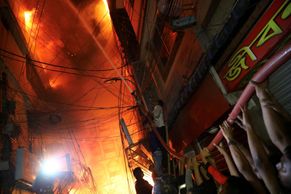 Foto: Bylo to jako velká rána, všude plameny. Svědci líčí ničivý požár v Bangladéši