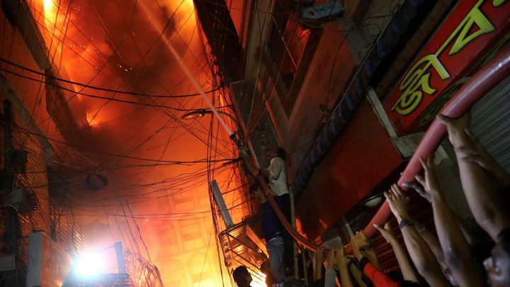 Foto: "Stále pátrám po těle bratra." Ničivý požár pohltil rušnou ulici v Bangladéši