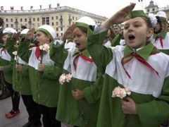 Běloruští pionýři skládají slib na náměstí v Minsku.