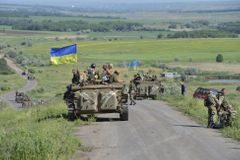 Na východě Ukrajiny najel transportér na minu, osm vojáků bylo zraněno