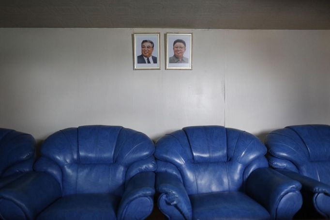 Portraits of former leader Kim Jong-il (R) and former president Kim Il-sung are seen in one of the rooms inside a North Korean flagged ship "Chong Chon Gang" docked at the Manzanillo Container Terminal in Colon City July 16, 2013. Panama detained the North Korean-flagged ship from Cuba as it headed to the Panama Canal and said it was hiding weapons in brown sugar containers, sparking a standoff in which the ship's captain attempted to commit suicide. Panama's President Ricardo Martinelli said the undeclared weapons were detected inside the containers when Panamanian authorities stopped the ship, suspecting it was carrying drugs. REUTERS/Carlos Jasso (PANAMA - Tags: CRIME LAW DRUGS SOCIETY POLITICS) Published: Čec. 16, 2013, 9:12 odp.