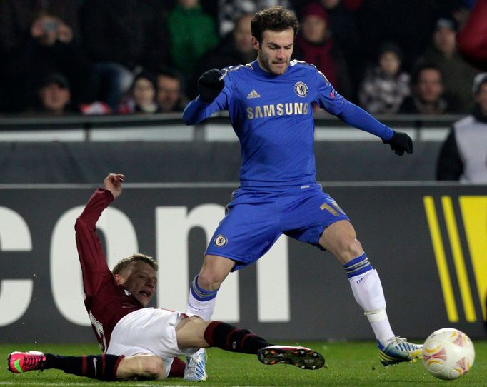 Fotbal, Evropská liga Sparta - Chelsea: Ladislav Krejčí - Juan Mata (vpravo)