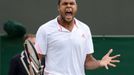 Francouzský tenista Jo-Wilfried Tsonga se raduje z vítězství nad Američanem Mardym Fishem v osmifinále Wimbledonu 2012.