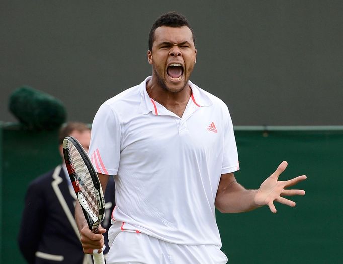 Francouzský tenista Jo-Wilfried Tsonga se raduje z vítězství nad Američanem Mardym Fishem v osmifinále Wimbledonu 2012.