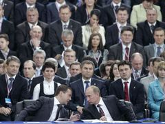 Premiér Vladimir Putin rozmlouvá s prezidentem Dmitrijem Medveděvem. Podle některých pozorovatelů by jej mohl brzy v Kremlu vystřídat
