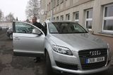 A na pomoc jim přijíždí Petr Benda, předseda krajské ČSSD. Audi Q7 je prý nejdražší SUV na českém trhu. Jeho reklamní slogan: Ti, kdo jsou na špici, nepotřebují dělat kompromisy, chtějí řešení!