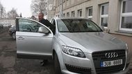 A na pomoc jim přijíždí Petr Benda, předseda krajské ČSSD. Audi Q7 je prý nejdražší SUV na českém trhu. Jeho reklamní slogan: Ti, kdo jsou na špici, nepotřebují dělat kompromisy, chtějí řešení!