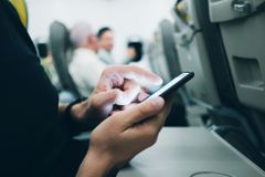 Konec vypínání mobilů i jednodušší kontroly tekutin. Na paluby letadel míří novinky