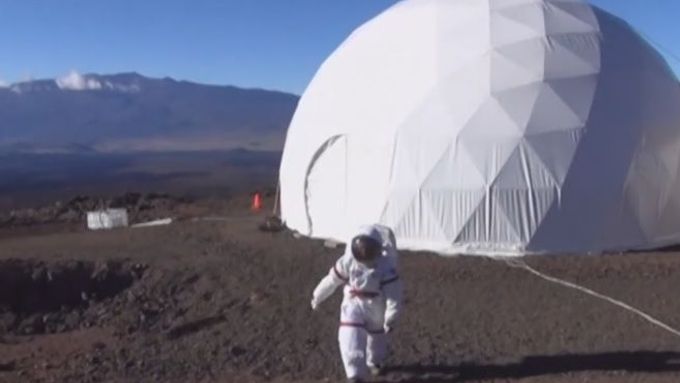 Na Havajských ostrovech skončil simulovaný pobyt na Marsu. Šest vědců rok zkoumalo v izolované stanici podmínky výpravy na rudou planetu.