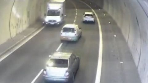 Pisáreckým tunelem jel v protisměru. Řidiče náklaďáku hledá policie