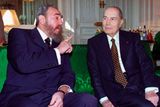 Cesta do Francie. Kubánský vůdce v Elysejském paláci se svým protějškem Francoisem Mitterrandem. Březen 1995.