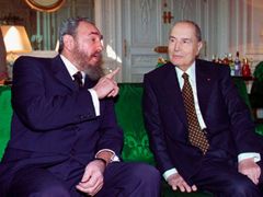 Francois Mitterrand na archivním snímku s Fidelem Castrem.