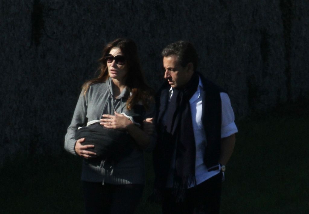 Sarkozyovi na procházce s malou Giulií
