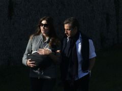 Sarkozyovi na procházce s dcerou.