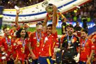 Španělské hvězdy při oslavách titulu provokovaly, UEFA je vyšetřuje