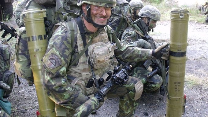 Chrudimští výsadkáři či speciální síly patří k zeleným ostrůvkům v české armádě.