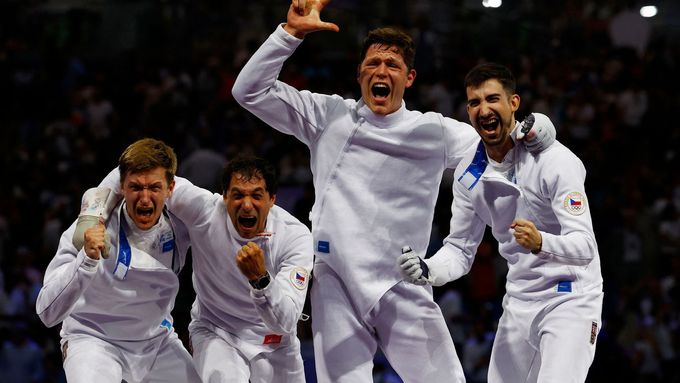 Euforie českých kordistů po zisku bronzu na olympiádě.