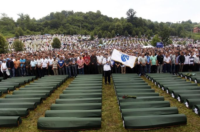 Rakve s ostatky jsou tradičně potaženy zeleným suknem.