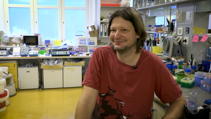 Život v pandemii - molekulární biolog Evžen Bouřa o nošení respirátorů