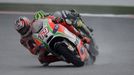 Nicky Hayden se udržel před Calem Crutchlowem, Brit nakonec ale spadl.