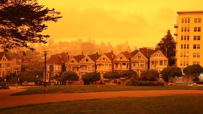 Požáry zbarvily San Francisko do oranžova. Díky oceánskému vzduchu je ve městě dýchatelno.