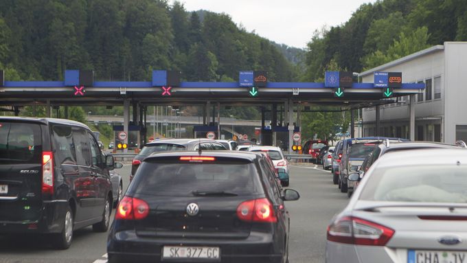 Před hraničním přechodem Macelj na hlavním tahu ze Slovinska do Chorvatska se v sezoně tvoří dlouhé kolony. Alternativou je jet více na východ.