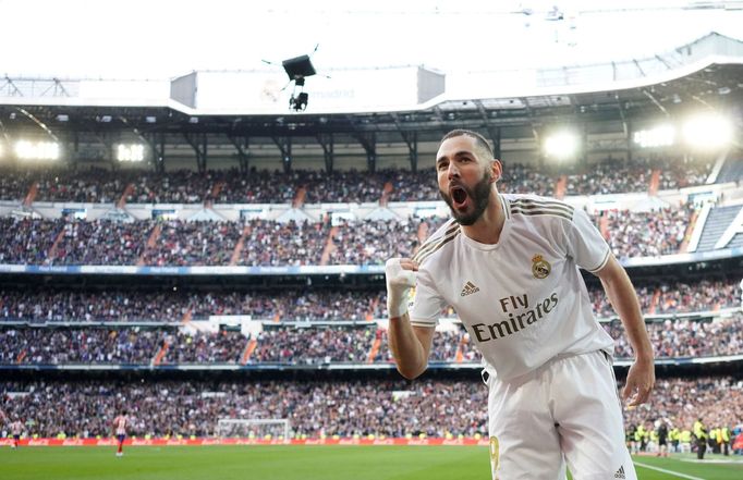 Karim Benzema se raduje z gólu do sítě městského rivala